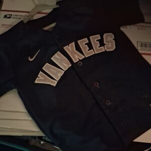Like NEW NIKE MLB YANKEES TEAM button Up JERSEY Size 4T